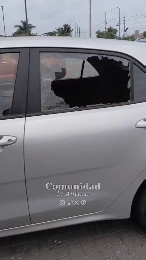 🚨 #DenunciaCiudadana | #LaAurora | #Robo | #PlazaSavali Un vecino reporta que el pasado 23 de julio fue víctima de la delincuencia luego de estacionar su vehículo en los exteriores del Mini, ubicado en Plaza Savali, vía a Salitre. Según la denuncia, delincuentes sustrajeron del interior del automóvil una computadora portátil (laptop) y una mochila con pertenencias personales. El afectado manifiesta su preocupación por lo ocurrido y solicita mayor seguridad en el sector para evitar que este tipo de hechos continúen afectando a los ciudadanos. ⚠️ Si tiene información sobre este caso o ha sido víctima de un hecho similar en la zona, puede compartir su testimonio.