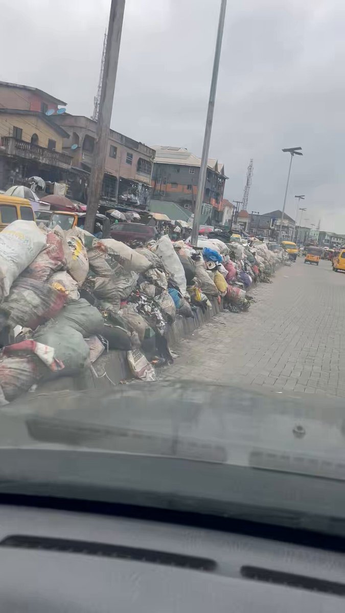 I took this video at Mushin today. This is the cleanest Lagos has ever been since inception. God bless the current administrators. Itesiwaju Eko. ❤️