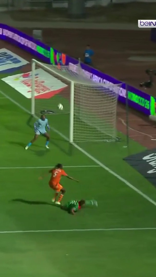 لقطة طريفة من مباراة كوت ديفوار وبوركينا فاسو 😮 #كأس_أمم_إفريقيا_للسيدات