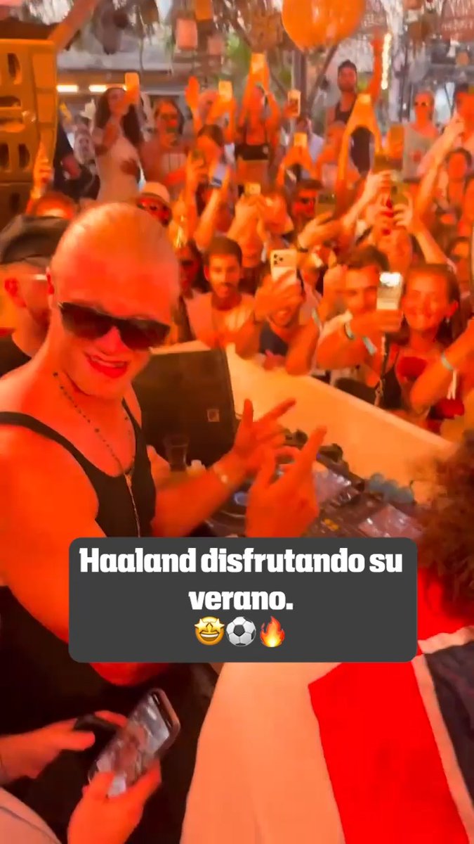 Haaland si que está disfrutando de su verano.😎🔥⚽️ (Vía @giselledrakkee/ig)