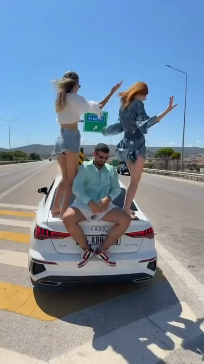 Otoyolda araç üzerinde dans ettiler: Tepkilerin ardından Başsavcılık harekete geçti!