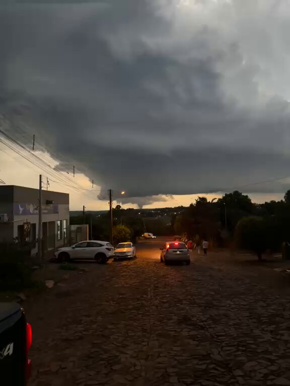 #URGENTE | #Tornado activo en Giruá, Brasil, al sur de la provincia de Misiones. Es del tipo supercelular, con mucho poder de destrucción. Se mantienen las tormentas severas en la zona, con alerta Naranja en Entre Ríos, Corrientes y Misiones.