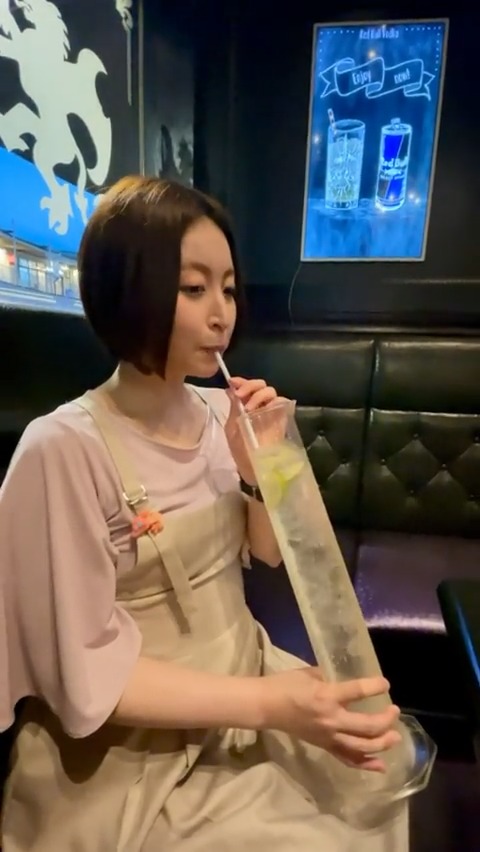 OXOのメガカクテル 1Lの超特大サイズのお酒なのに、デカすぎるせいでストローで飲むしかないのヤバすぎる...!