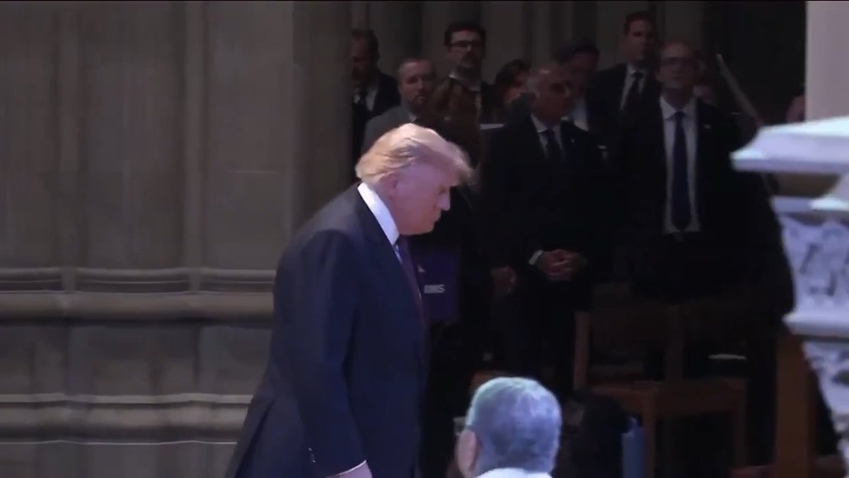 Trump was in the SAME ROOM as Reza Pahlavi and didn’t even let him say hello to him 😂