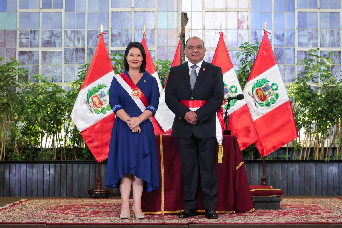 🇵🇪 El general de divisón EP (r) César Augusto Astudillo Salcedo jura en el cargo de ministro de Estado en el Despacho del Interior ante la presidenta de la República, Keiko Sofía Fujimori Higuchi. Acto oficial tiene lugar en Palacio de Gobierno.
