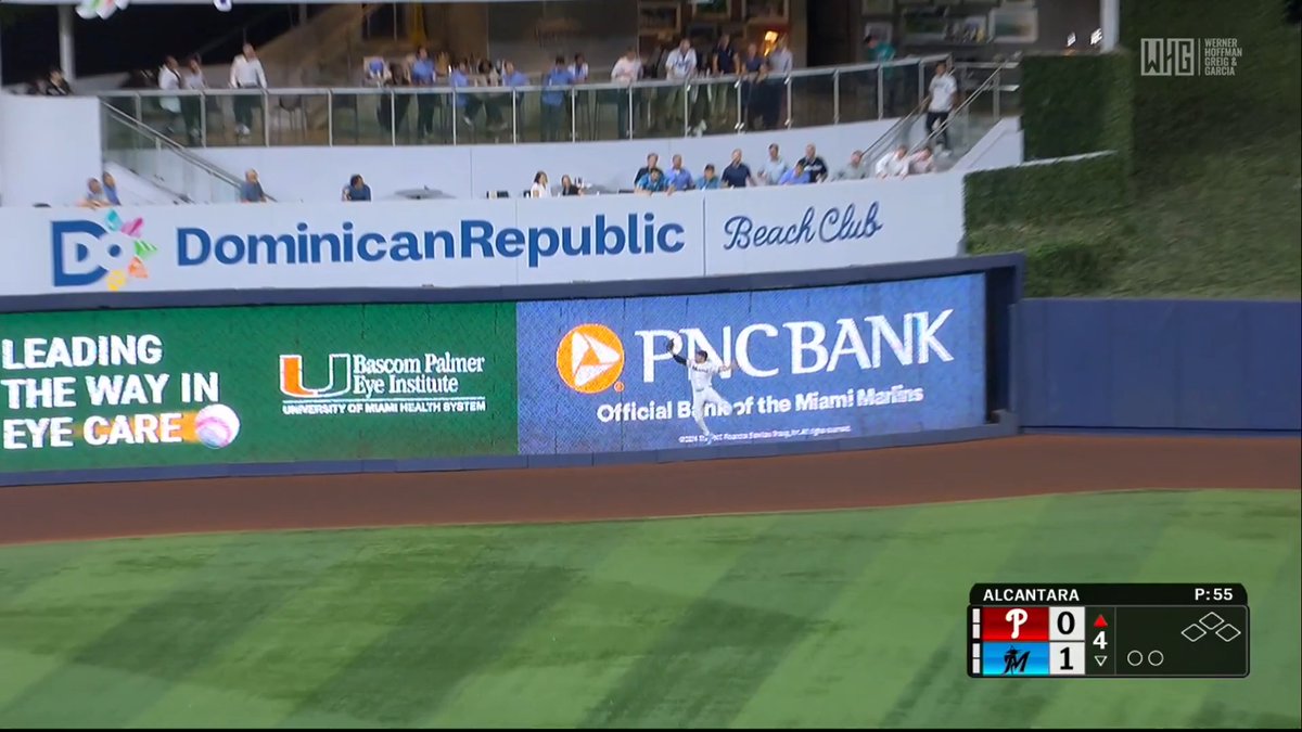 Jakob Marsee makes a sensational catch crashing into the fence 😯