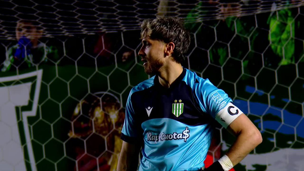 ¡NO BUSQUEN MÁS, ES EL BLOOPER DE LA FECHA! Sanguinetti le pifió a la pelota y se la regaló a Herrera para que marque el descuento de Sarmiento ante Banfield en el #TorneoClausura.