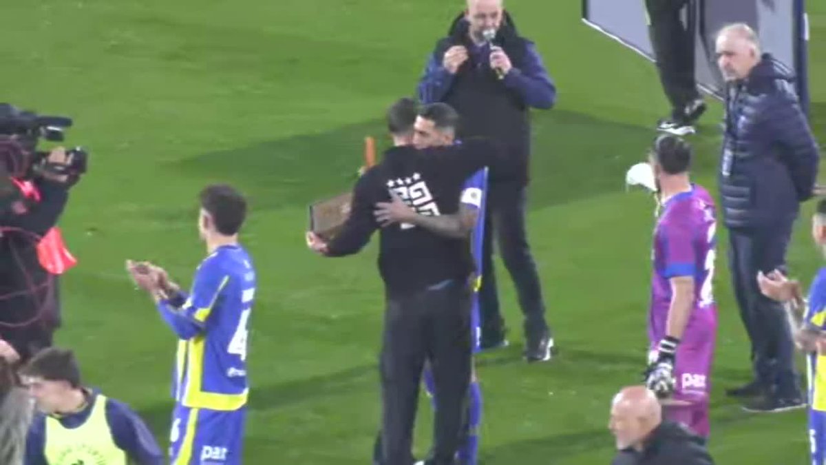 ¡DE UN CANALLA A OTRO! Gio Lo Celso fue homenajeado en el Gigante de Arroyito por su participación en el Mundial 2026 con la Selección y recibió una plaqueta de parte de alguien especial: ¡Ángel Di María!