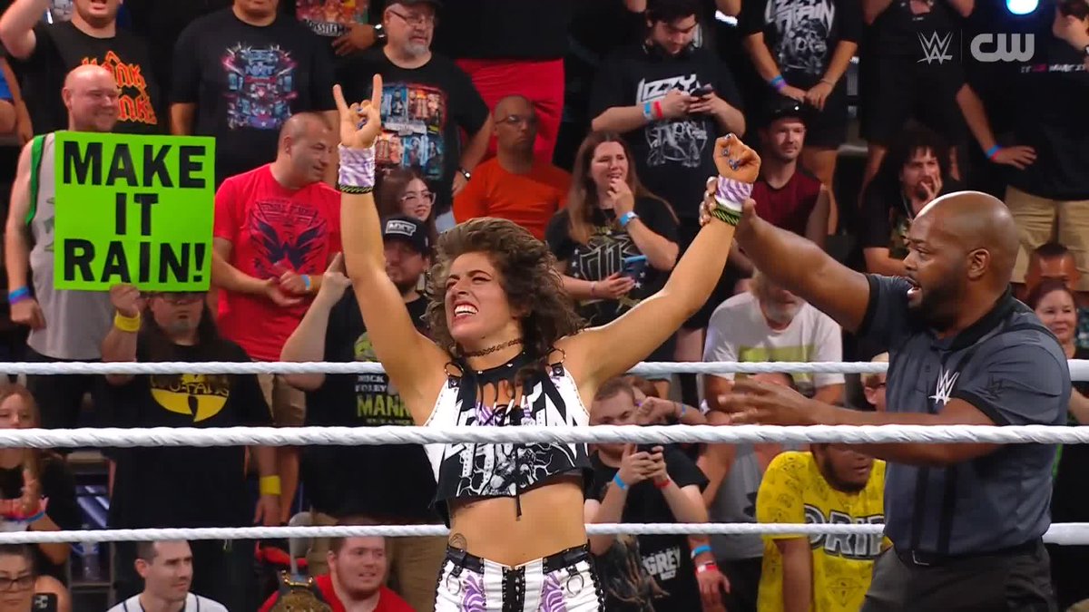 .Lizzy Rain topples Izzi Dame to score the WIN! 🔥