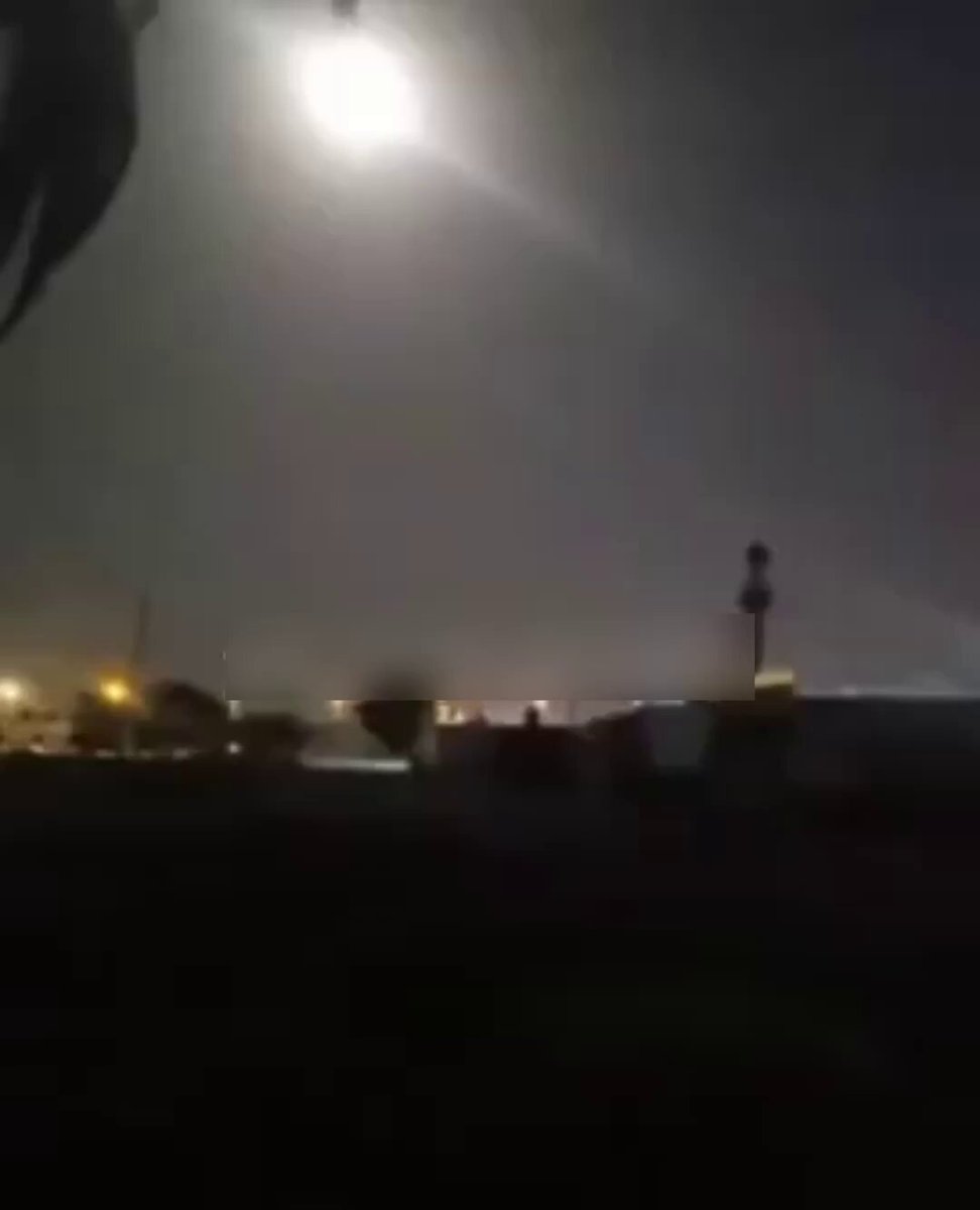 السعودية ضربت مقرات الحشد الشعبي ومواقع للذخيرة والعتاد في البصرة - الضربة كبيرة . . الله يقويهم على الذيول
