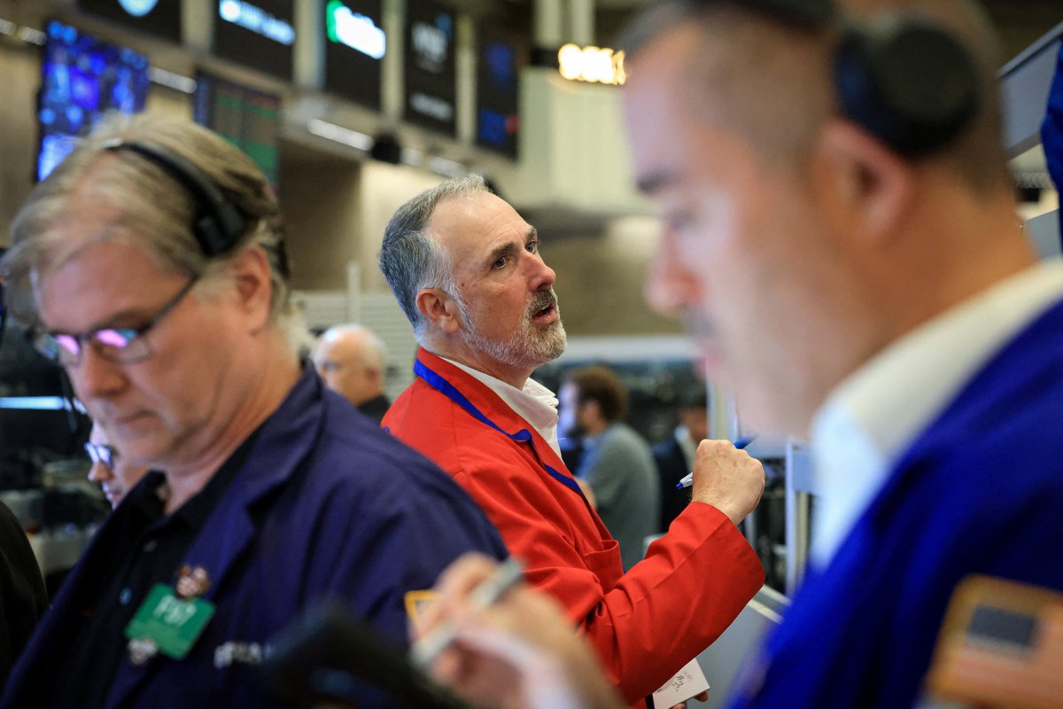 Wall Street's main indexes closed mixed as gains in Boeing and Coca-Cola helped offset tumbling chip stocks ahead of quarterly reports from Apple and other tech companies this week