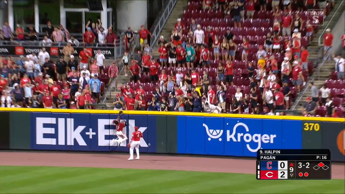 UNBELIEVABLE CATCH TO END THE GAME, REDS WIN!