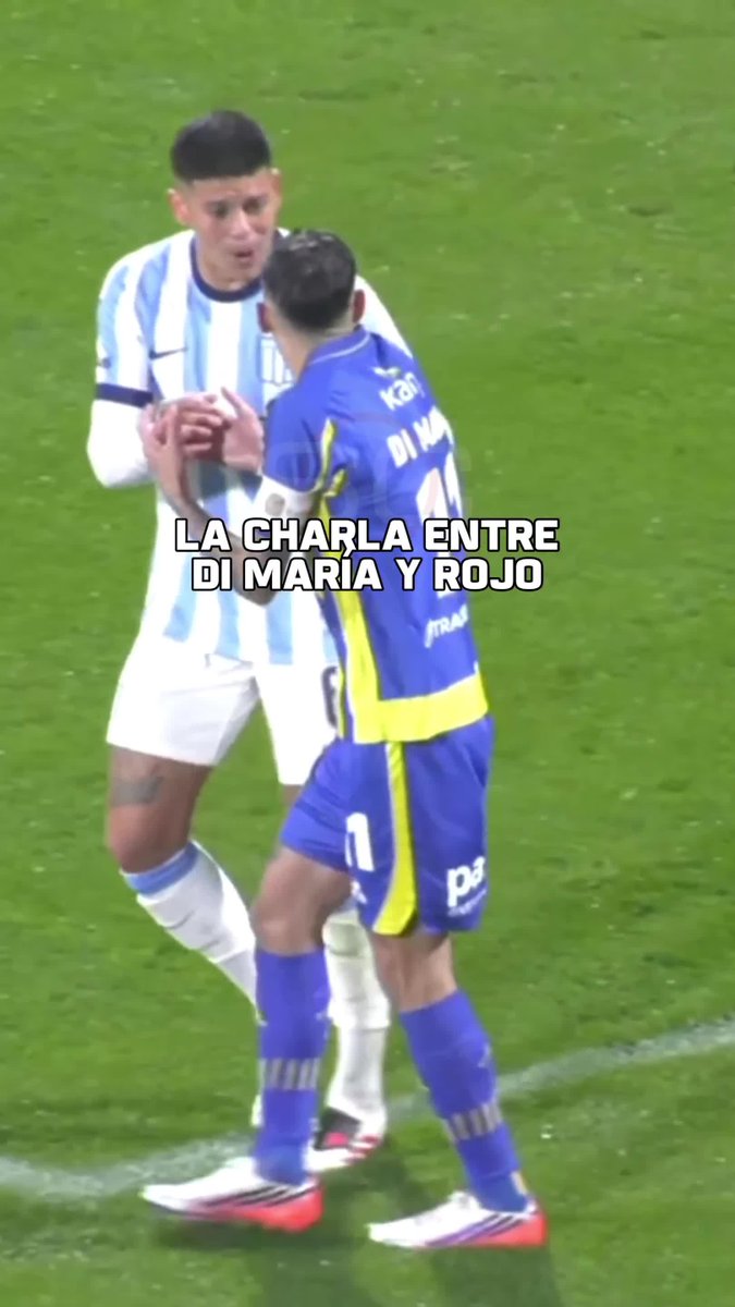 La charla entre Di María y Rojo, dos viejos conocidos de la Selección Argentina, durante la revisión del gol anulado de Rosario Central ante Racing.