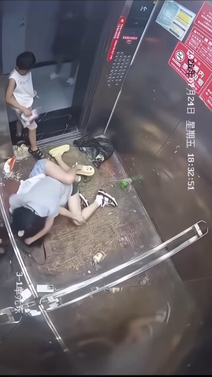 女生打架从揪头发开始 这小男孩还在边上偷笑