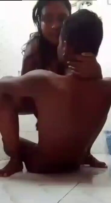 Pov: Mom's visited our bachelor room Me : 2 perum evlo nerama kulipinga knjam seekiram velila vanga clge ku time aguthu... Frd : Dei antha bathroom la poitu kuli da.. Na innaiku clge varala leave sollidu.. Mom: ipa tha da ne samatha nadanthukura ahahahahhaha shhshhshs 🍑💦🔥 #cuckson #incest #ammaincest #tamilincest