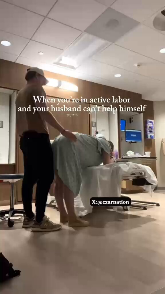 You were in active labor but the only thing your husband could do is this to distract you😂 Worst teammate before labor😂