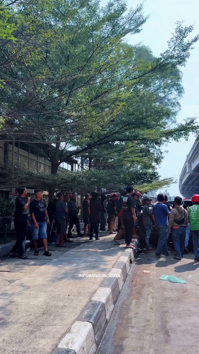 INFO euy wargi. Ini kecelakaan yang tadi siang. Innalillahi - Kecelakaan beruntun terjadi di Jalan Soekarno-Hatta, tepatnya di seberang Terminal Leuwipanjang, Kota Bandung, Rabu (29/7/2026) sekitar pukul 12.10 WIB Peristiwa tersebut melibatkan sedikitnya lima unit mobil, tiga sepeda motor yang mengalami kerusakan parah, serta dua gerobak milik pedagang yang turut terdampak akibat kecelakaan Sumber: Infobandungkota