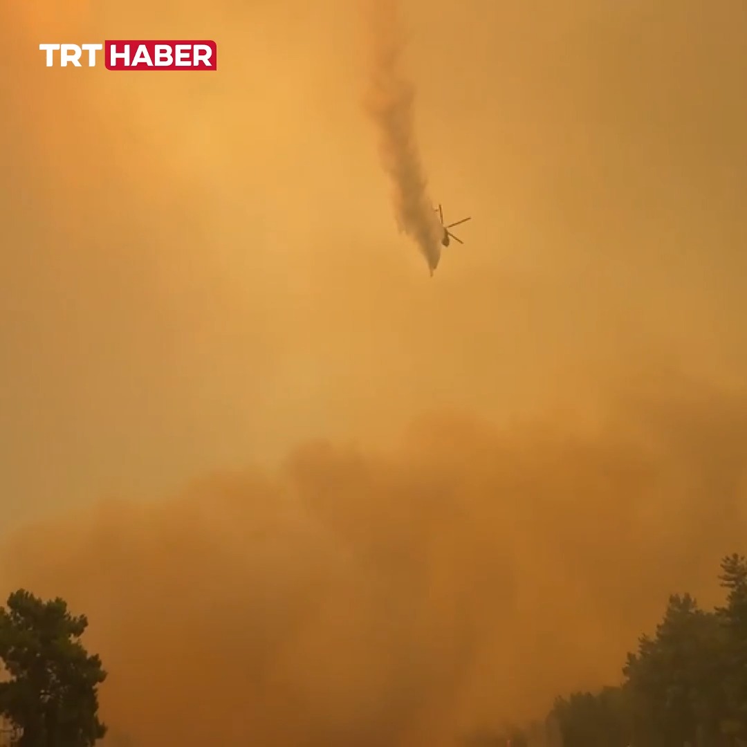 Muğla’daki orman yangını nedeniyle Fethiye-Antalya kara yolu ulaşıma kapatıldı. Alevlere 5 uçak, 11 helikopter, 40 arazöz ve 261 personelle müdahale ediliyor.