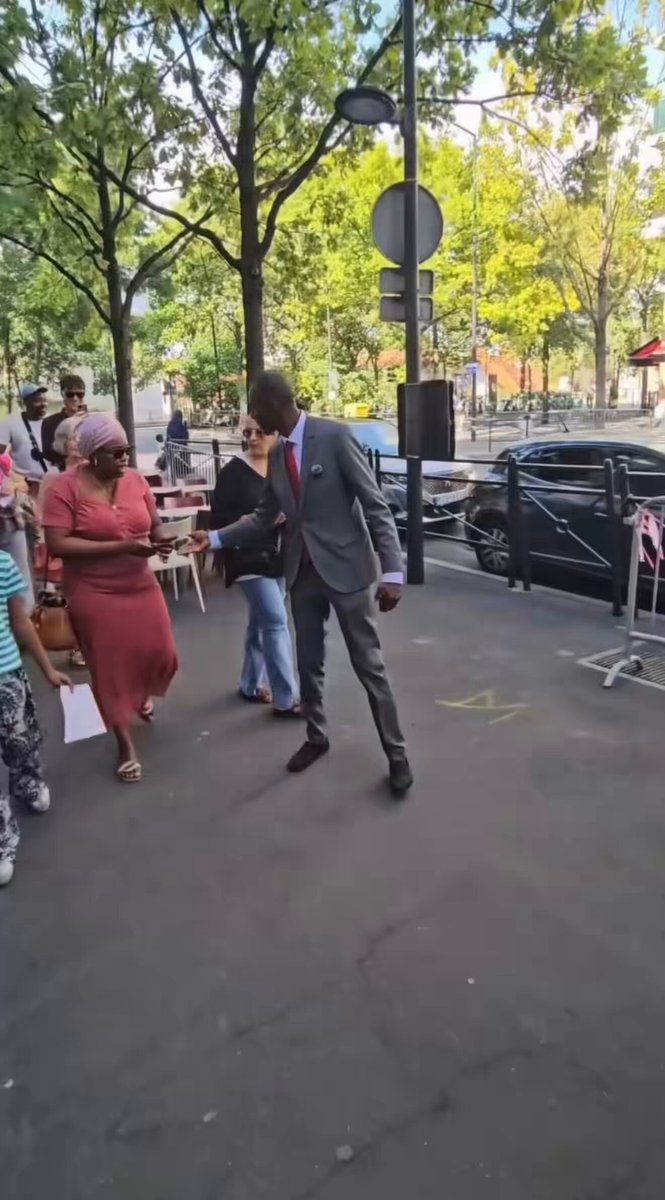 Bonjour M. Bally Bagayoko Quand un blanc vous interpelle vous lui répondez : « Quesqu’il y a encore ? » Et quand il vous explique, vous l’ignorez et vous osez pianoter sur votre portable. On est tous égaux M. le maire…
