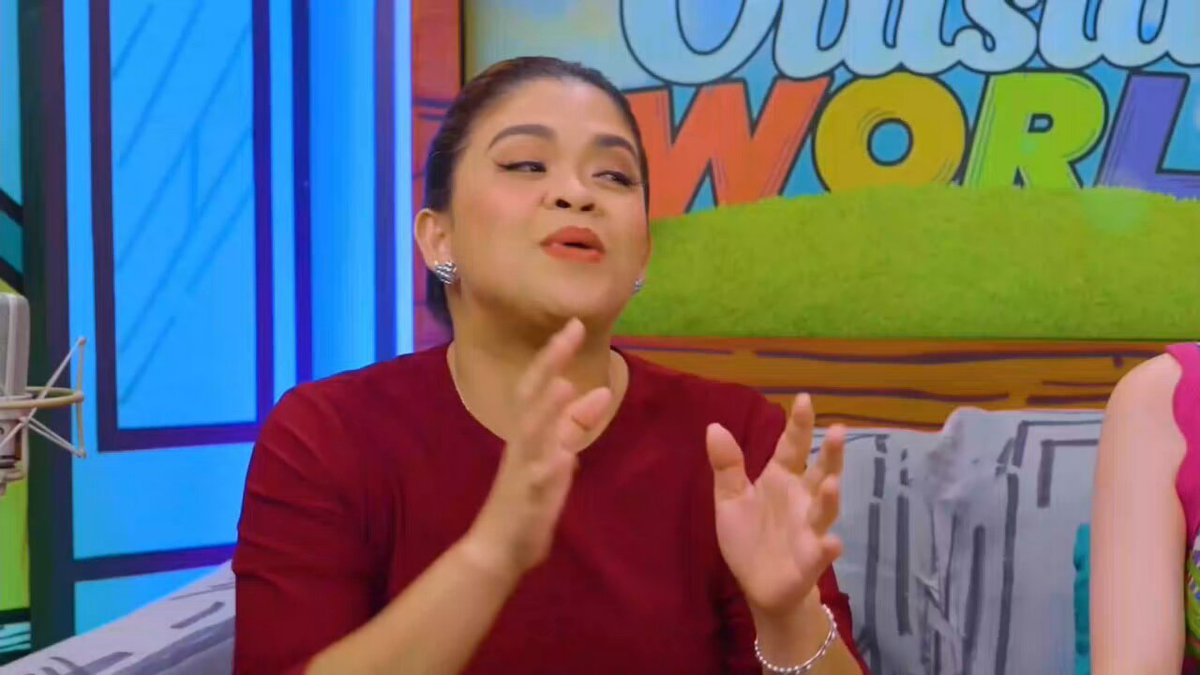 melai: sobrang happy kami na may bagong vodcast ang abscbn, at talagang hindi basta basta ang mga hosts!! ate bianca: kasi sobrang successful ng kuan on one!! esnyr: you ran so that we can walk... ay, baliktad!! TAWANG TAWA AKOOO 😭😭 HELLO WORLD ItsESNYR #HelloOutsideWorld