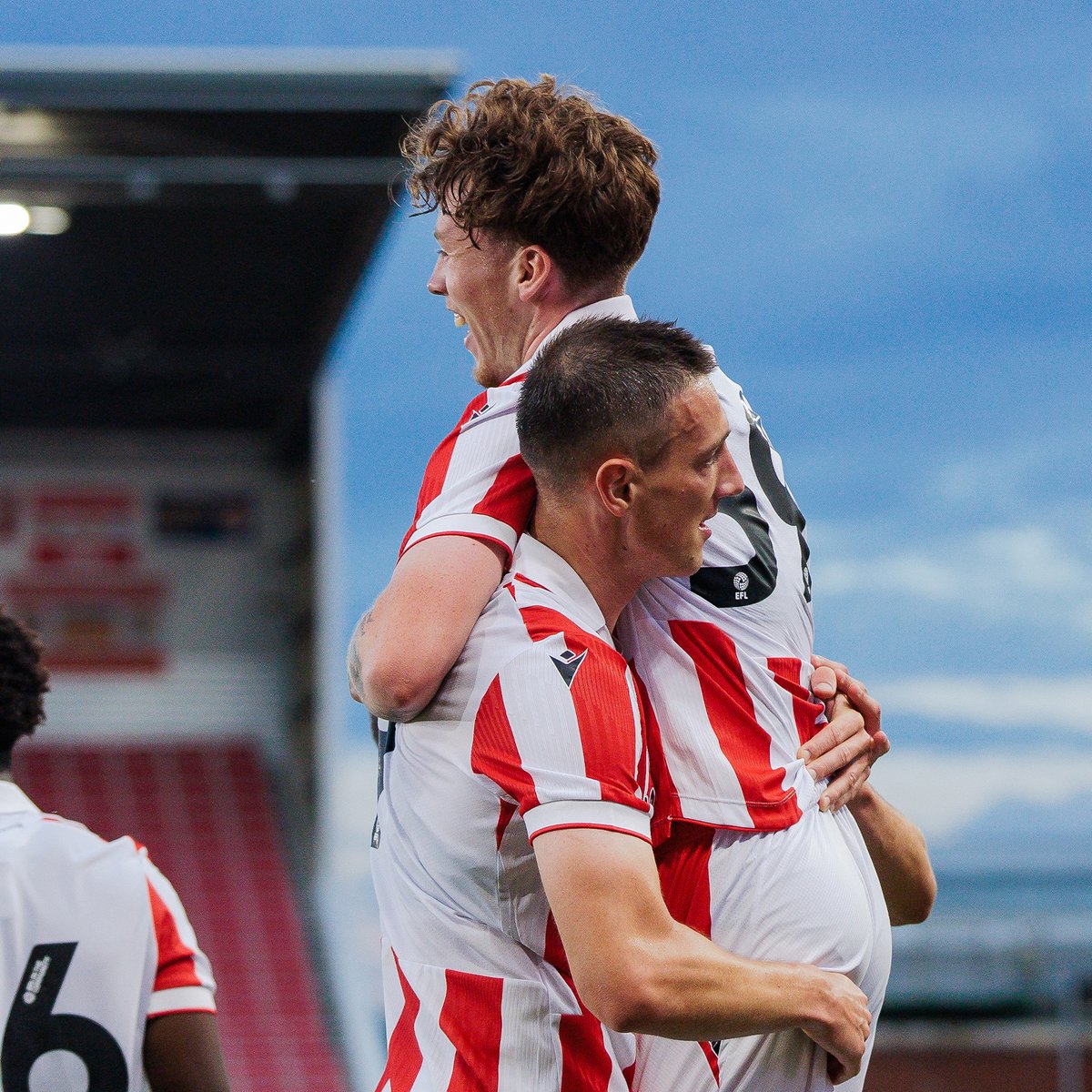 Kelly curls in cracker ⚽️ Highlights from Toffees tussle 👇