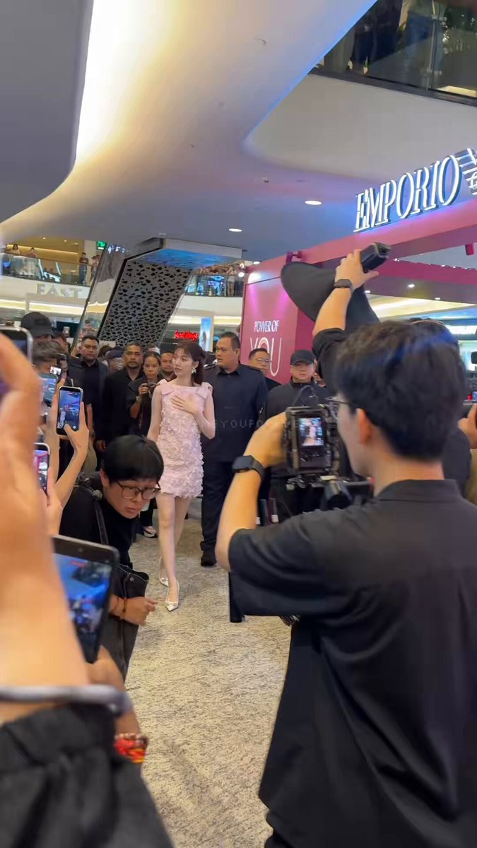 มาแล้วววว น้องออมสวยมากกกก โอ้มายก้อดดด สิบสิบสิบ ท่ามกลางแฟนคลับมากมาย ผู้คนมากมายที่รักพิออมมากกก แฟน ๆ มาเลน่ารักกันมาก #OrmXMontigoMalaysia