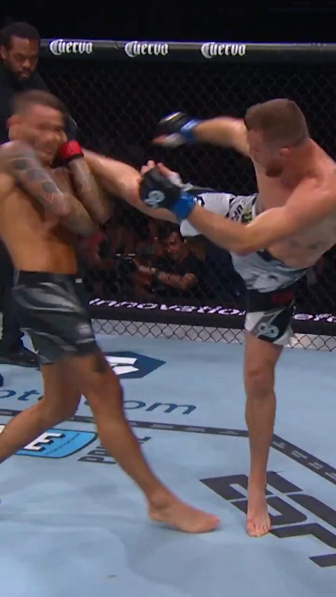🔙 Il y a 3 ans, ce headkick KO de Justin Gaethje sur Dustin Poirier pour décrocher la ceinture BMF. 🤩