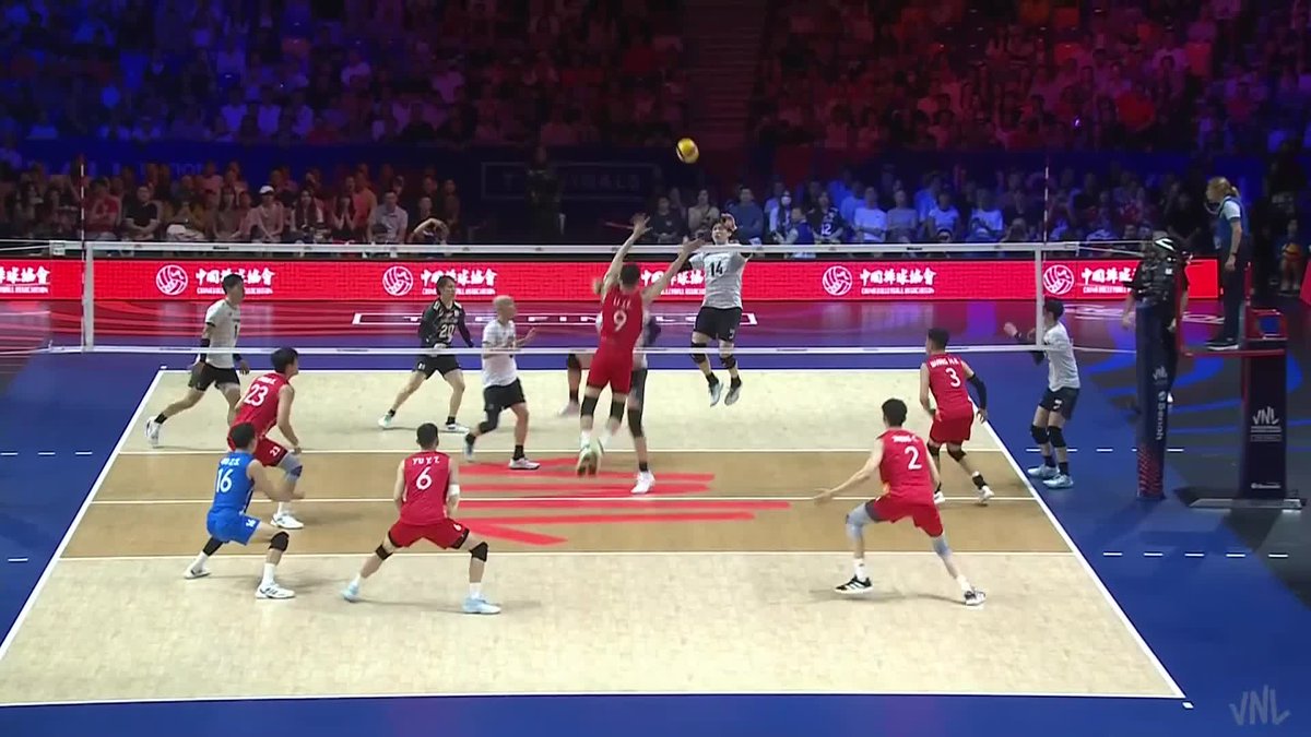 #VNL2026: VOLLEYBALL, EXPLAIN THIS. 😂 A chaotic point somehow lands in Japan's favor, but China remain in front in the opening set. 🇨🇳 📺 LIVE NOW on VBTV: 🏐 #BePartOfTheGame #Volleyball