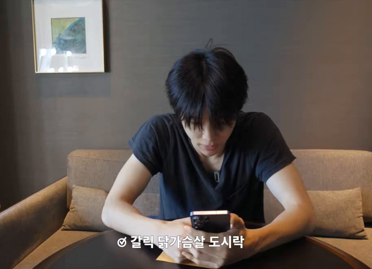 성찬 → 원빈 건강한 닭가슴살 도시락 시켜줫는데 ㅋㅋ 이유가 원빈이가 건강을 챙길 필요가 잇다고 생각해서 < 순정즈 안아 ..