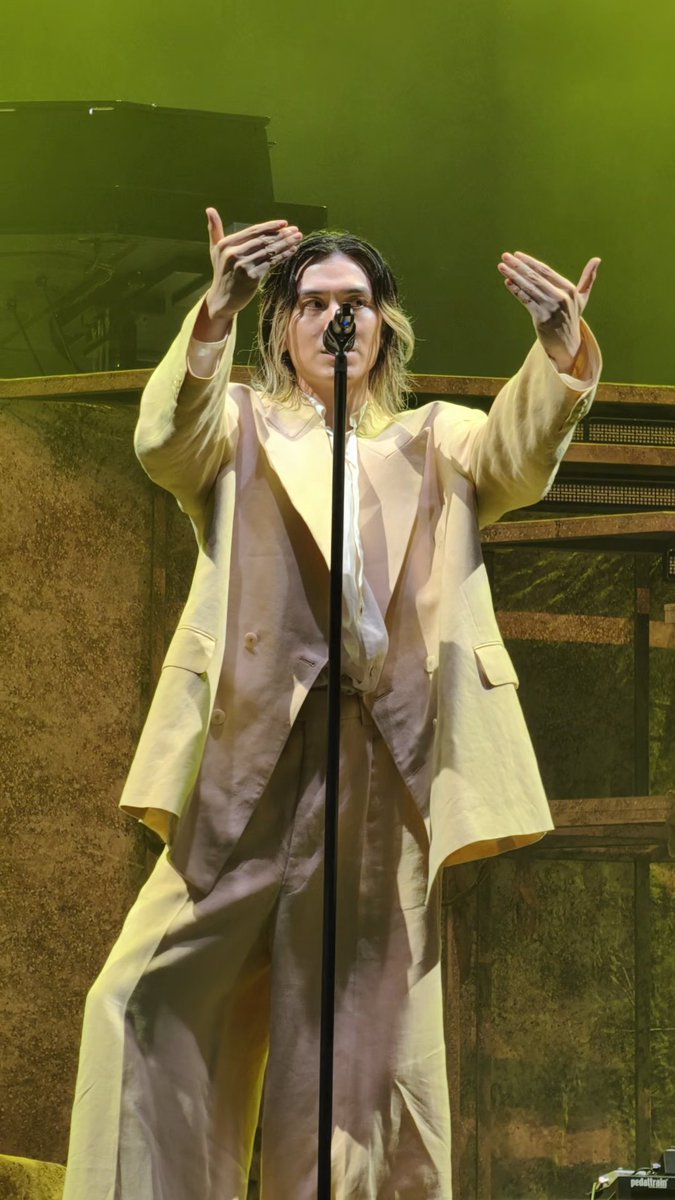 Fujii Kaze藤井風 / Matsuriまつり 25/07/26 @ Fuji Rock Fes , Green Stage , Naeba ,Niigata , Japan わしゃあ、備後弁を喋るスターなんか出てこん思うとったんじゃけど、出てきたんじゃねえ😄 ぼれえ天才なんじゃねえ。千鳥ばあテレビ出よるけど風くんももっとようけい観たいねえ。