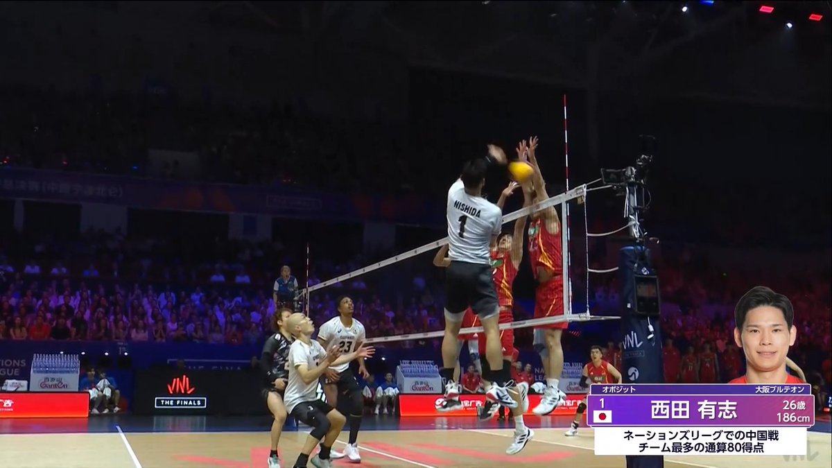 ／ #バレーボールネーションズリーグ ✨🎌 📺地上波TBS系列放送中📺 ＼ 【準々決勝】 🇯🇵日本 ㉓ 0️⃣ 🇨🇳中国 ㉕ 1️⃣ #山本智大 選手のスーパーディグから #西田有志 選手の鮮やかなストレート🔥 日本が猛追するも中国が制し🇨🇳第1セット先取💥