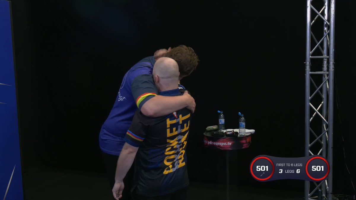 HOOD GETS OVER THE LINE! Justin Hood is through to round two as the Pocket Rocket beats Martijn Dragt 6-3! 📺 #PC26