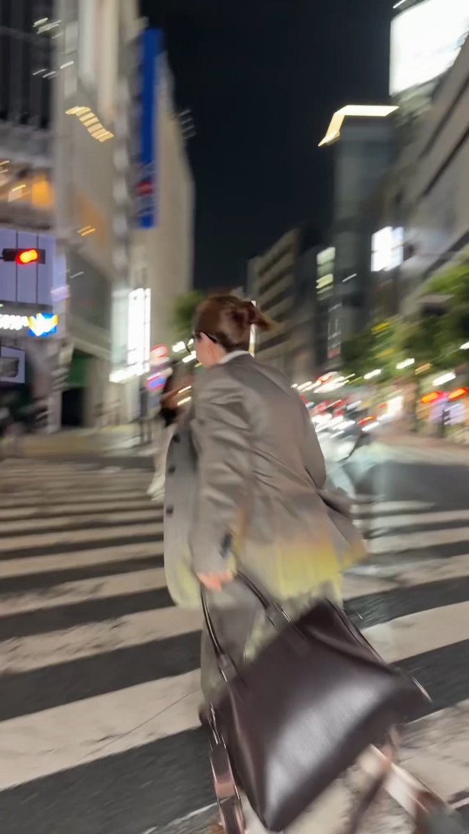 [DARA📢] A burnt-out office worker at Shibuya Scramble #Sandarapark #산다라박 #손톱 #Aradnas