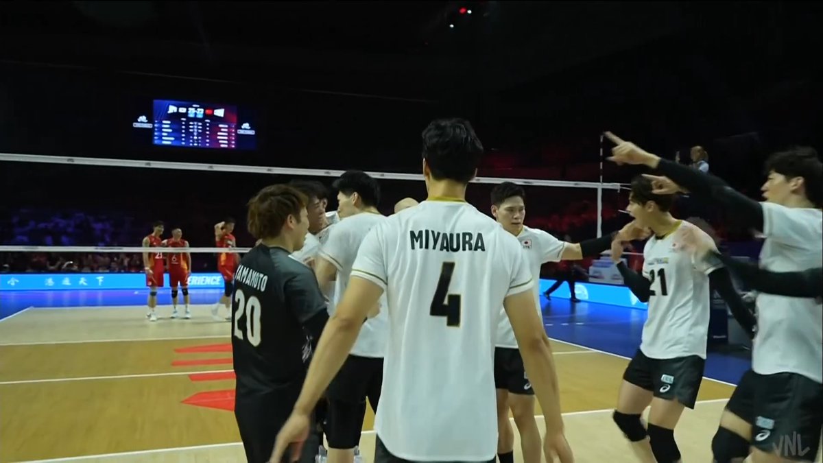 / #バレーボールネーションズリーグ 🎌 完全アウェーの中で逆転勝利🎉ニッポン🇯🇵ベスト4進出 \ 【準々決勝】 🇯🇵日本 ㉓ ㉕ ㉕ ㉕ 3️⃣ 🇨🇳中国 ㉕ ㉓ ⑯ ㉓ 1️⃣ 大熱戦の日中決戦を制し圧巻の13連勝❗️❗️❗️ 最後はゲームチェンジャー #富田将馬 選手のサービスエース ✨ ✨ 2大会ぶりのメダルへ🪙