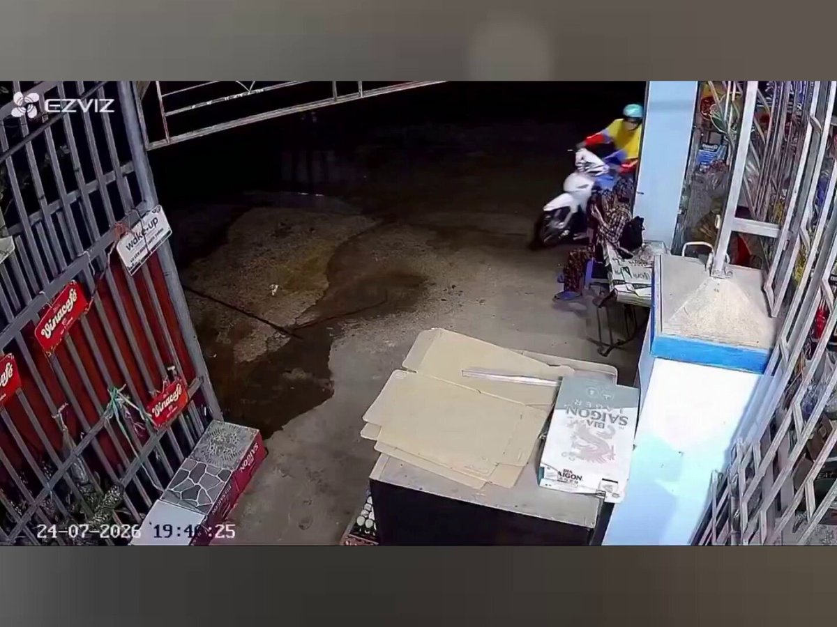 A thief snatched an elderly woman’s phone while she was resting outside a warehouse, then fled on a motorcycle, leaving her frozen in shock.