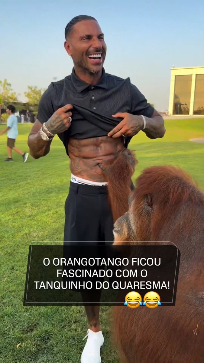 ISSO AQUI É LOUCURA 🤣 🤣 🤣 Ricardo Quaresma, ex-jogador da seleção de Portugal, visitou um zoológico nos Emirados Árabes Unidos e postou esse vídeo aí com um orangotango fascinado pelo físico do português... 📽️ @ricardoquaresmaoficial #FutebolNaESPN