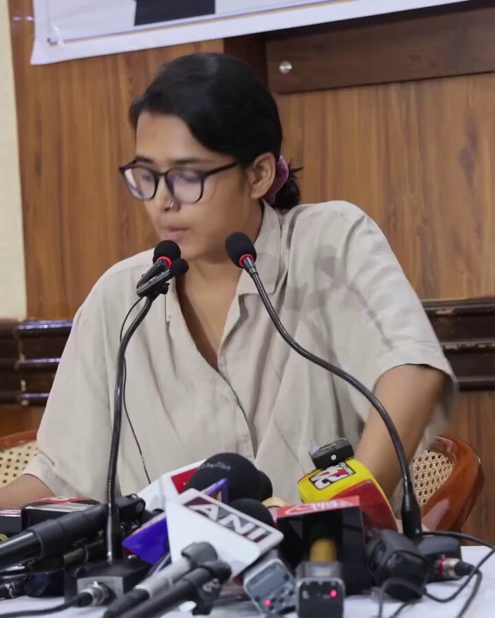 मुसलमानों के नाम पर अपनी सियासी रोटी सेकने वालों ने कभी मुसलमानों के मुद्दों को इस तरह नहीं उठाया होगा जिस बेबाकी से नेहा बोरा ने आवाज़ उठाई है मुसलमानों का झोला भर भर कर वोट लेने वाले तो "मुसलमान" लफ़्ज़ बोलने से परहेज़ करते हैं
