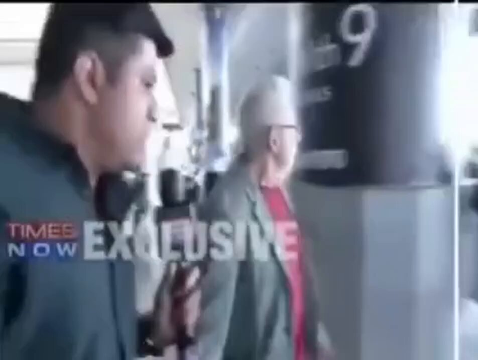 इसको आपलोग पहचान तो रहे ही होंगे ?? कॉकरोच आंदोलन के समर्थन में वीडियो बनाकर आंसू बहाने वाले इस ज़ाहिल को लोगों ने मंदिर का घंटा बना दिया है जहां मिलता है लोग वहीं बजाने लगे हैं 😆😆