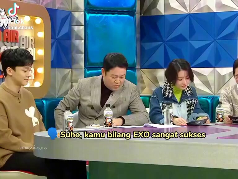 salah satu alasan kenapa EXO jarang muncul di variety show, takut ke spill semua kelakuan si ica 😭🔥 MC : Suho, kamu bilang EXO sangat sukses tapi kalian diabaikan oleh SM? Kai : apa ini? Suho : aku agak kecewa. Kai : kecewa ke agensi? Suho : betul, contohnya saat EXO sukses dengan Growl, kami syuting MV di luar negeri dan sepertinya mereka menginvestasikan banyak uang untuk kami, tapi akhir-akhir ini semuanya sangat sederhana, itu agak mengecewakan tapi agensi mengatakan kepada kami bahwa kami akan bergaya minimalis. MC : itu yang mereka katakan saat kamu tidak setuju? trus Suho bilang biasanya leader dapet suite room, tapi pas konser di indo dapet kamar biasa 😭🥹