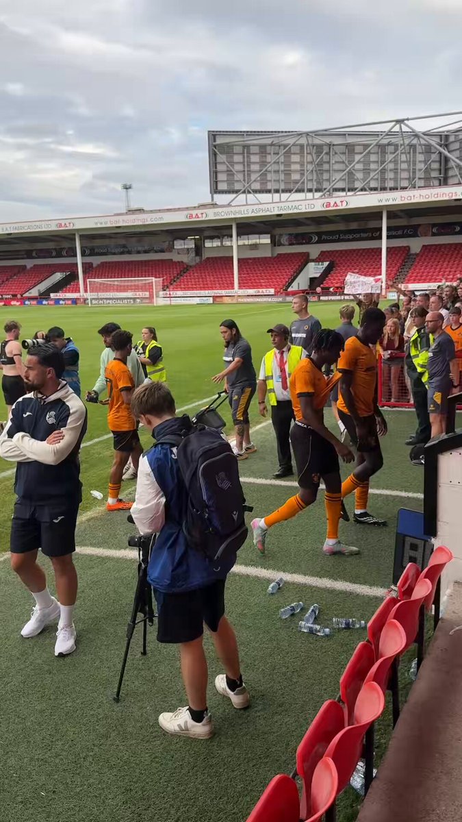 This was class from Trippier &amp; Rodrigo on the weekend spending time with the fans after the game 💛 #wwfc