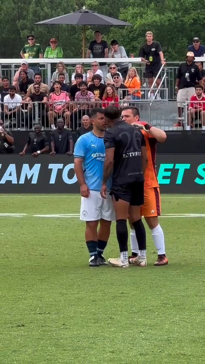 El Kun Aguero recibe una patada y se re contra calienta para el carajo. A un argentino NUNCA lo pasas por arriba. 🇦🇷