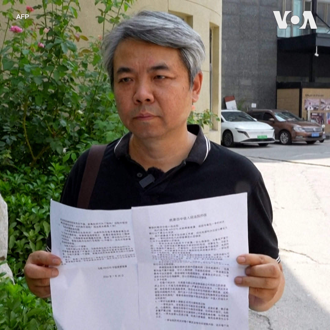 马来西亚航空MH370航班部分中国乘客家属7月28日出庭参加案件二审。家属表示一审判决是在“侮辱家属”,他们更关心事实真相和责任认定,并要求马航公开道歉。马航MH370于2014年3月8日失联,机上绝大部分是中国公民。北京法院2025年一审判决马航向8名乘客的家庭各赔偿290万元人民币,部分家属不满判决提出上诉。 更多内容👉