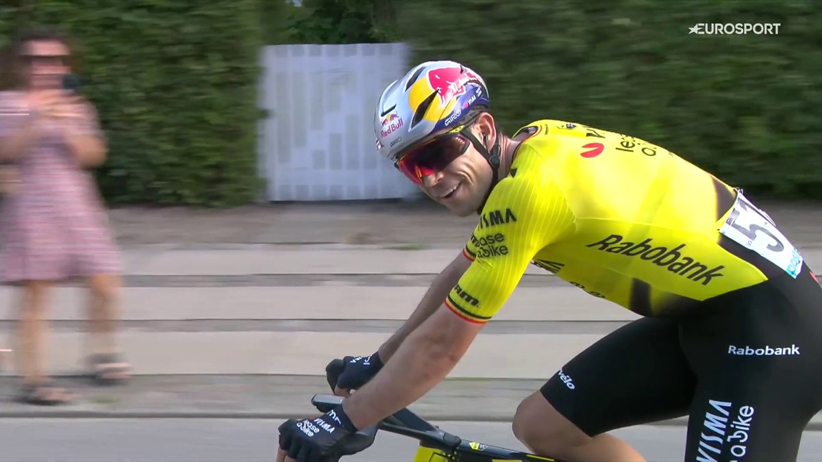 Wout Van Aert torna alle corse dopo 48 giorni di stop e lo fa nel migliore dei modi: recupera sull'ultimo strappo, batte Kubis e Henrik Pedersen in volata e conquista la prima tappa del Giro di Danimarca. Per il corridore belga si tratta del terzo successo stagionale 🚴♂️💛 #Ciclismo #Cycling #VanAert