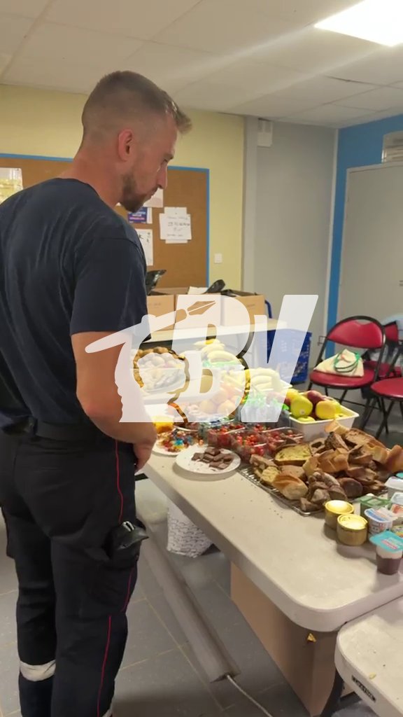 Michaël, traiteur, prépare bénévolement 500 repas par jour avec ses équipes pour les servir aux pompiers qui interviennent sur les incendies en Gironde. Il peut cuisiner grâce aux dons d’enseignes privées et de maraîchers de la région. 📸 Jean Bexon