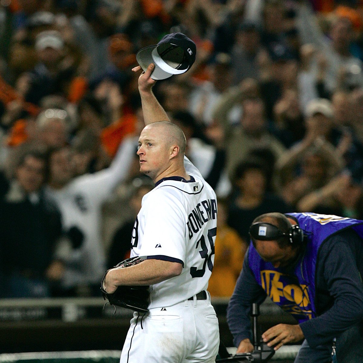 Jeremy Bonderman was on another level in Game 4 of the 2006 ALDS against the Yankees. 🔸️8.1 IP 🔸️5 H 🔸️2 ER 🔸️1 BB 🔸️4 K #DNMW
