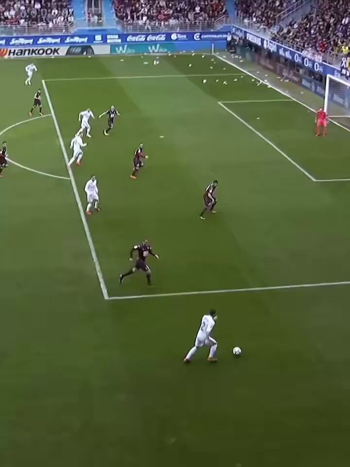 كيف لاعب جناح و أكثر من سجل أهداف بالرأس ؟
