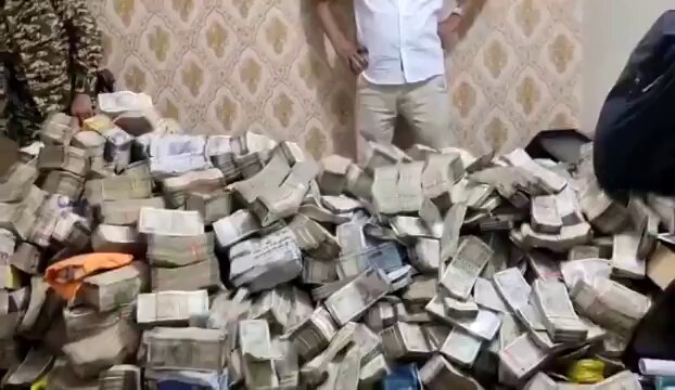 इतना घोटाले का पैसा? कितनी गरीबों का भला हो सकता है। झारखंड के धनबाद में कथित कोयला माफिया से जुड़े मामलों में ED की छापेमारी में 600 करोड़ रुपये से ज़्यादा की संपत्ति का पता चला है।