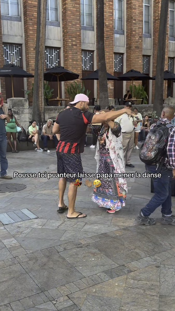 Du balais cafard 👋🏽 Papa doit danser la Batchata 💃🤣🇨🇴 #colombia #aminemojito #fyp #funny #drole #dancing #danse #crazy