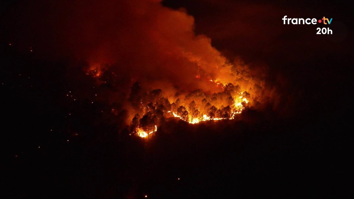 🚁 DOCUMENT : à bord du Caracal, un hélicoptère de l’armée, au-dessus de l’incendie en Gironde. Quand les Canadair et les Dash ne peuvent plus voler, ses caméras thermiques repèrent les foyers encore actifs et guident les pompiers au sol. #JT20H
