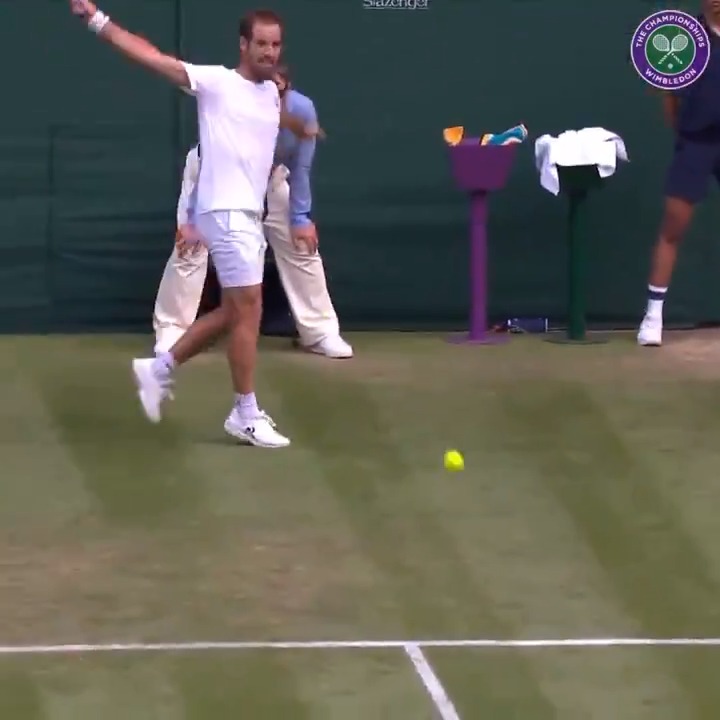 A 102 mph Roger Federer overhead… and Richard Gasquet still sent it back with that iconic backhand. 😍